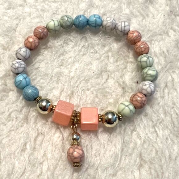 Lot of 2 White & Multicolored Pastel Beaded Gold Tone Charm Elastic Bracelets - Picture 2 of 5